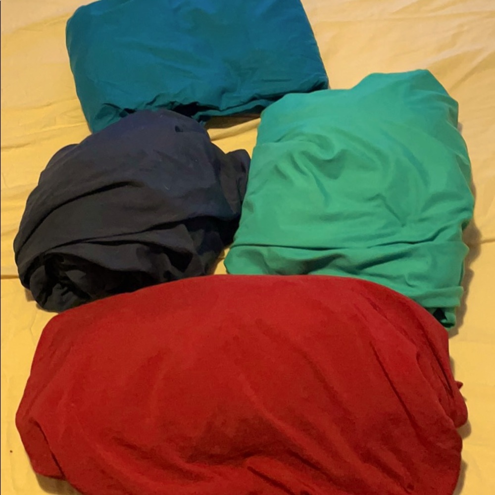 Bundle of fitted microfiber sheets.